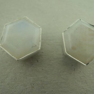 P110 OZ0752 OORSTEKER MAANSTEEN WIT 14MM ZESHOEK