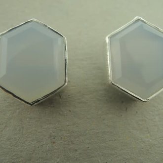 P110 OZ0754 OORSTEKER CHALCEDOON GRIJS 14MM ZESHOEK