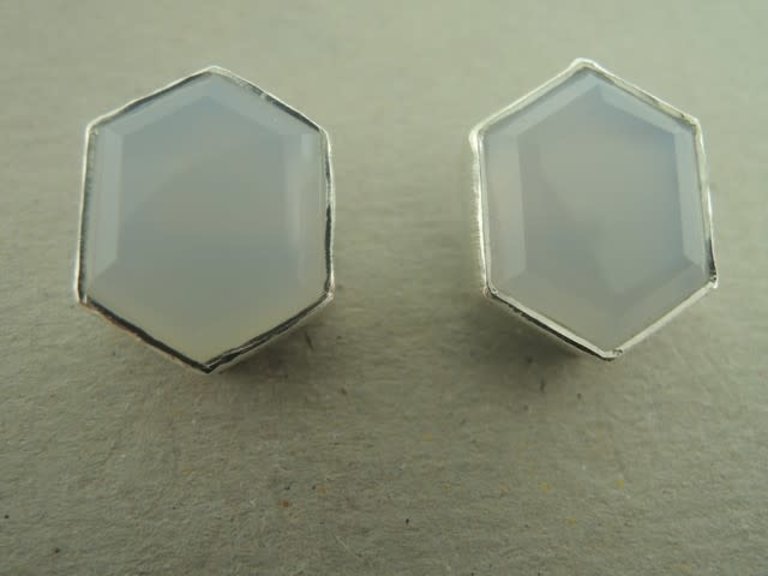 P110 OZ0754 OORSTEKER CHALCEDOON GRIJS 14MM ZESHOEK