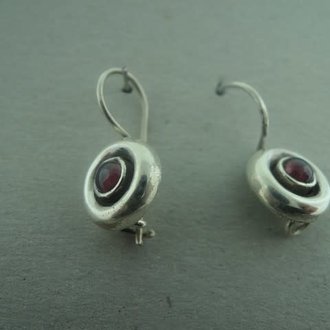 OZ0793 OORHAAK Ag925 GRANAAT ROOD 11MM ROND