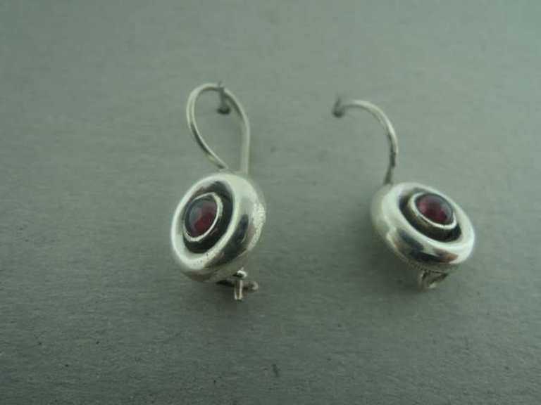 OZ0793 OORHAAK Ag925 GRANAAT ROOD 11MM ROND