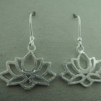OZ0799 OORHAAK Ag925 20X15 LOTUSBLOEM GEBROSTELD (per stuk)