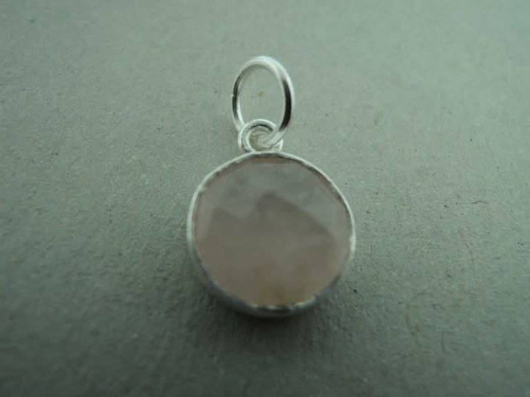 P113 PZ0057  HANGER ROSE KWARTS ROS  11MM ROND MET OOG