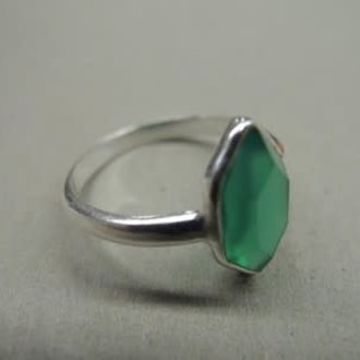 P127 RZ0309 RING Ag925 ONIX GROEN 12X8MM VEELHOEK