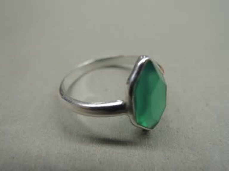 P127 RZ0309 RING Ag925 ONIX GROEN 12X8MM VEELHOEK