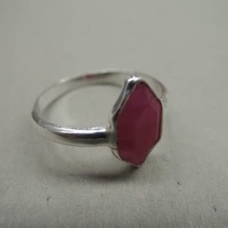 P127 RZ0307 RING Ag925 RUBY ROOS 12X8MM VEELHOEK