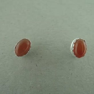 P129 OZ0837 OORSTEKER Ag925 CARNEOOL ORANJE 7X4MM OVAAL