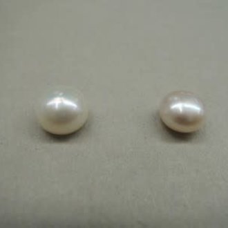 9840  (per 6 stuks) ZOETWATERPARELS  WIT 8MM BOUTON