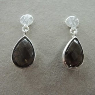 P134 OZ0858 OORSTEKER Ag925 ROOKKWARTS  BRUIN 12X9MM DRUPPEL