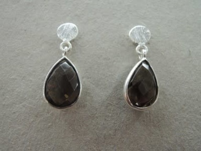 P134 OZ0858 OORSTEKER Ag925 ROOKKWARTS  BRUIN 12X9MM DRUPPEL