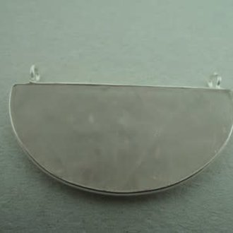 A2040 HZ0025 HANGER Ag925 ROSE KWARTS 40X20MM HALVE MAAN MET 2 OGEN