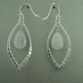 p144 OZ0876 OORHAAK Ag925 MAANSTEEN WIT  32X16MM DRUPPEL