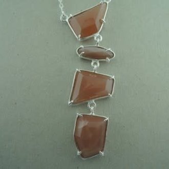 P147 KZ0031 Ag925 MAANSTEEN ROOS 5.5CM ONREGELMATIG