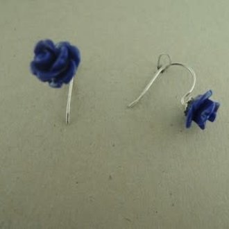 OZ0892 OORHAAK Ag925 8MM BLOEM BLAUW