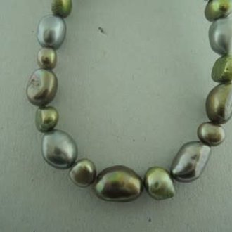 KZ0049 KETTING ZOETWATERPAREL GROEN 42CM ONREGELMATIG