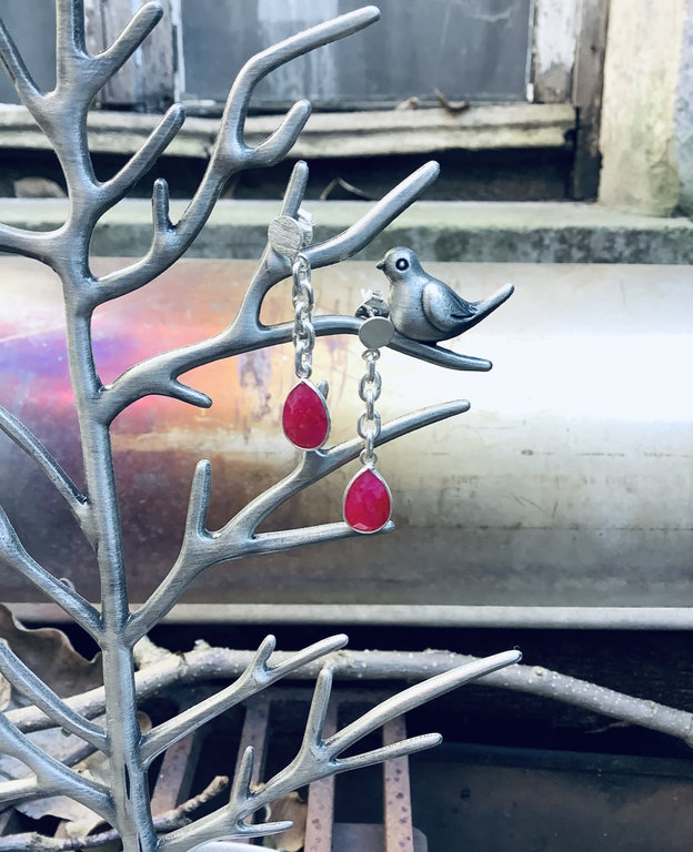 P107 OZ0740 OORSTEKER RUBY ROOS 4CM DRUPPEL