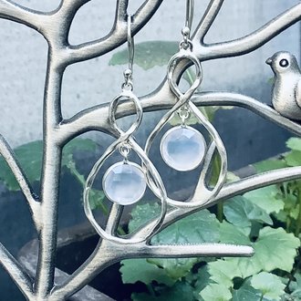 P108 OZ0746 OORHAAK CHALCEDOON GRIJS 4CM ROND/DRUPPEL