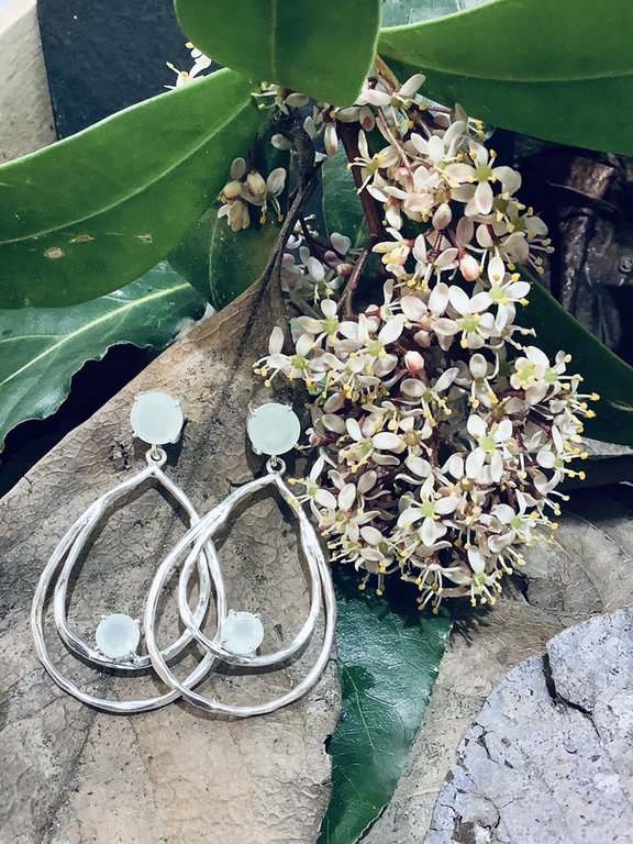 P73 OZ0239 OORSTEKER Ag925 LABRADORIET GRIJS 5.5CM DRUPPEL