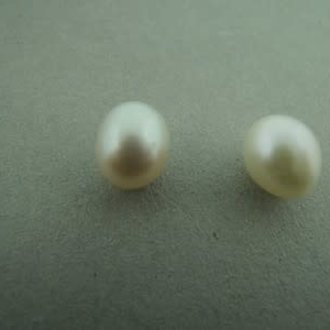 PEARL6 ZOETWATERPAREL WIT (per 6 stuks) 9MM DRUPPEL HALF GEBOORD