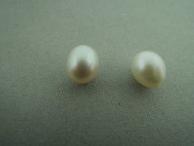 PEARL6 ZOETWATERPAREL WIT (per 6 stuks) 9MM DRUPPEL HALF GEBOORD