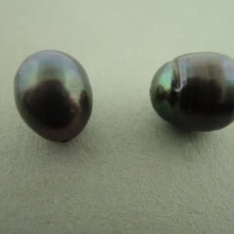 PEARL17 ZOETWATERPAREL BRUIN (per 10 stuks) 13MM DRUPPEL HALF GEBOORD