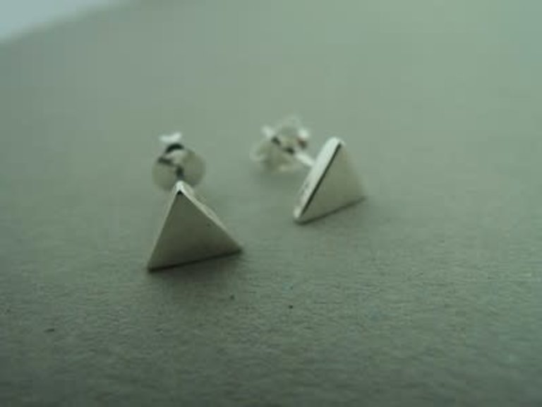 RB-EA0070 OORSTEKER DRIEHOEK 7.5MM (Ag 925)