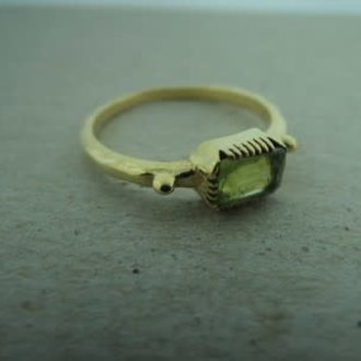 P155 RG025 RING Ag925 VERGULD PERIDOOT 7MM X 5MM RECHTHOEKIG