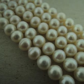 P4012 ZOETWATERPAREL WIT 7MM SEMI ROND