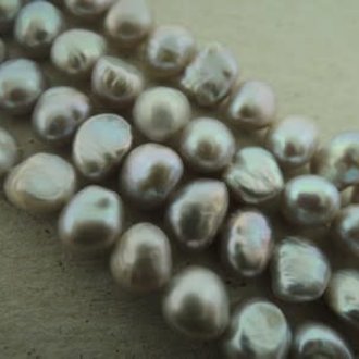 P2003 ZOETWATERPAREL ZILVER 6MM ONREGELMATIG