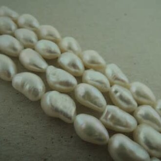 9823 ZOETWATERPAREL WIT 8MM ONREGELMATIG