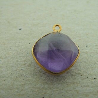 QSF178 HANGER IN KASTAg925 VERGULD PAARS 13X13MM VIERKANT AMETHIST MET OOG TOP