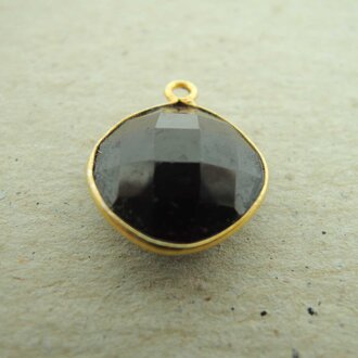 QSF179 HANGER IN KAST Ag925 VERGULD ROOD 13X13MM VIERKANT GRANAAT MET OOG TOP