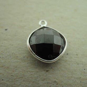 QSF185 HANGER IN KAST Ag925 ROOD 13X13MM VIERKANT GRANAAT MET OOG TOP