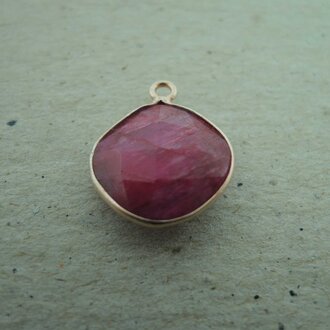 QSF224 HANGER IN KAST Ag925 VERGULD ROSE ROOS 13X13MM VIERKANT RUBY MET OOG TOP