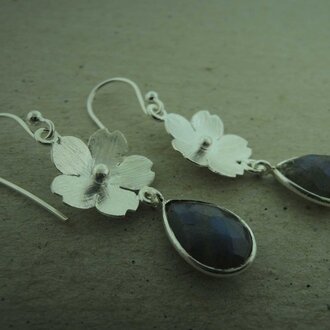 P62 OZ0912 OORHAAK Ag925 LABRADORIET GRIJS 4CM BLOEM/DRUPPEL