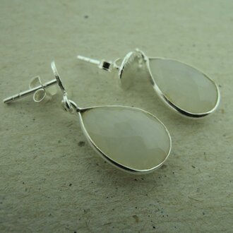 P41 OZ0045 OORSTEKER Ag925 MAANSTEEN WIT 15X10MM DRUPPEL