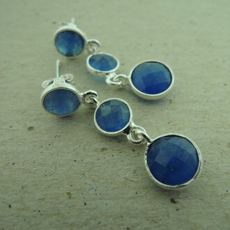 P156 OZ0920 OORSTEKER Ag925 3XROND JADE BLAUW 3CM