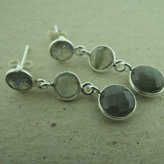 P156 OZ0917 OORSTEKER Ag925 3XROND MAANSTEEN GRIJS  3CM