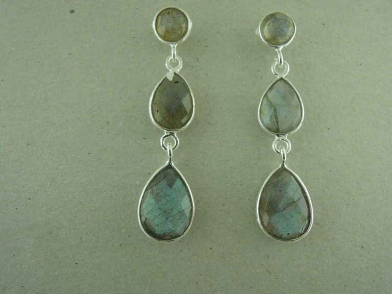 P157 OZ0924 OORSTEKER Ag925 LABRADORIET GRIJS  4CM ROND+X2DRUPPEL