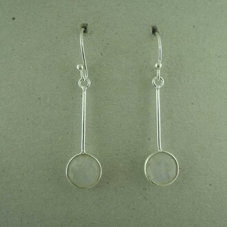 P158 OZ0936 OORHAAK Ag925 MAANSTEEN WIT  4CM STAAFJE+10MM ROND