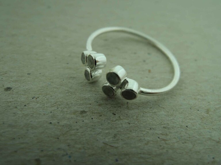 P167 RZ0355 OPEN RING Ag925 LABRADORIET GRIJS 6 STEENTJES ROND