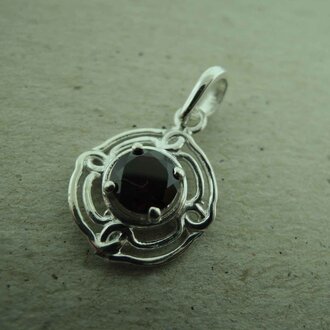 P171 HZ0063 HANGER Ag925 15 GRANAAT ROOD 7MM ROND MET BEUGEL