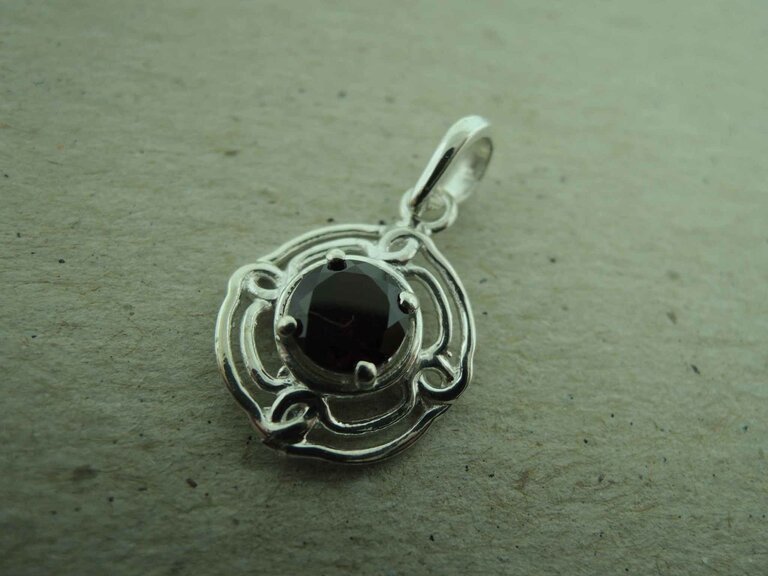 P171 HZ0063 HANGER Ag925 15 GRANAAT ROOD 7MM ROND MET BEUGEL