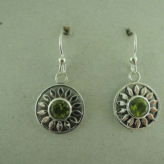 P173 OZ0961 OORHAAK Ag925 ROND 14MM PERIDOOT GROEN ROND 7M