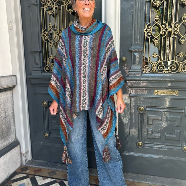 Billy B PONCHO POM