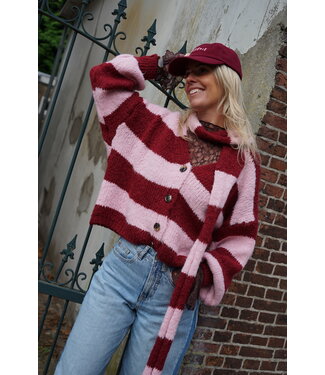 VEST MET SJAAL BURGUNDY ROZE