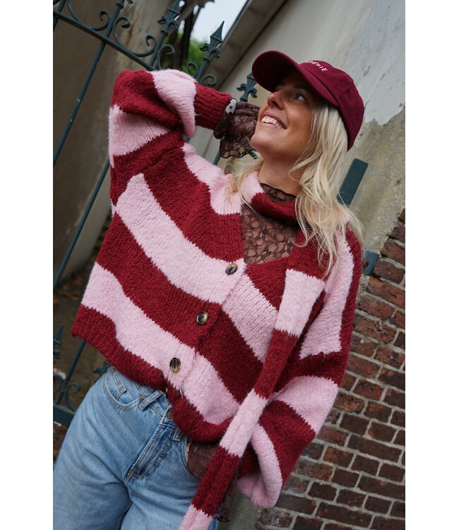 VEST MET SJAAL BURGUNDY ROZE