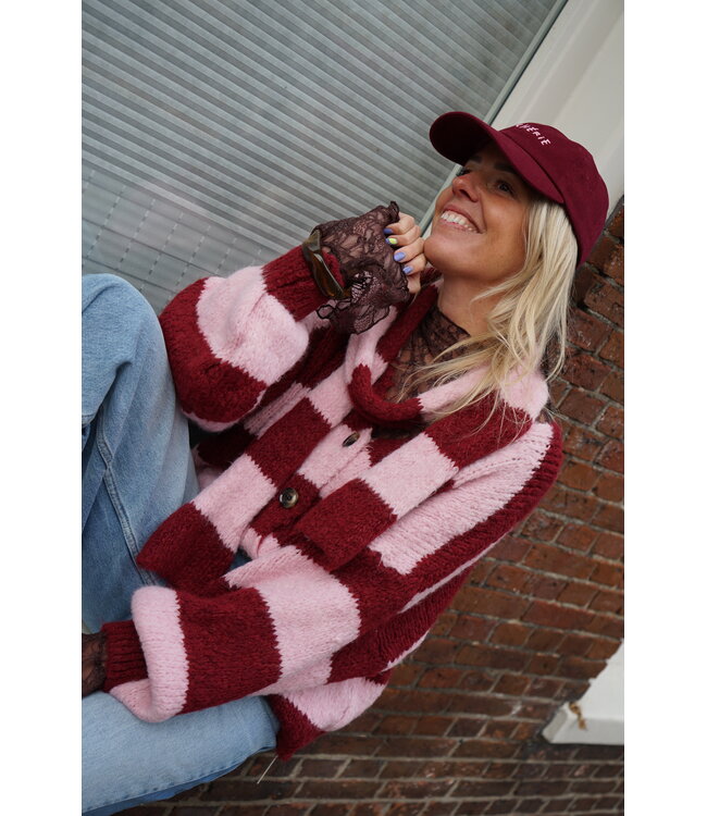 VEST MET SJAAL BURGUNDY ROZE