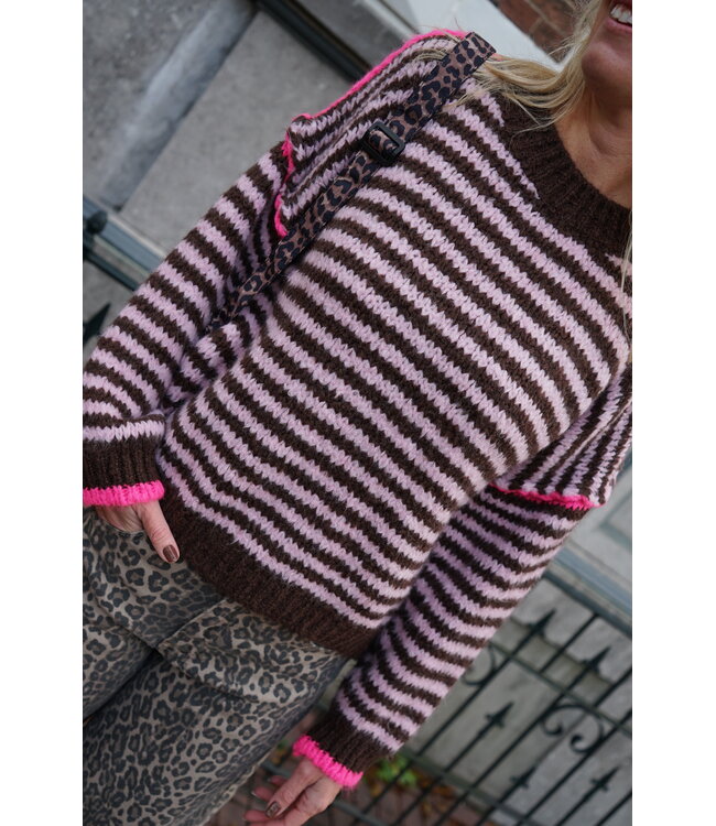 GEBREIDE STREEP TRUI BRUIN ROZE