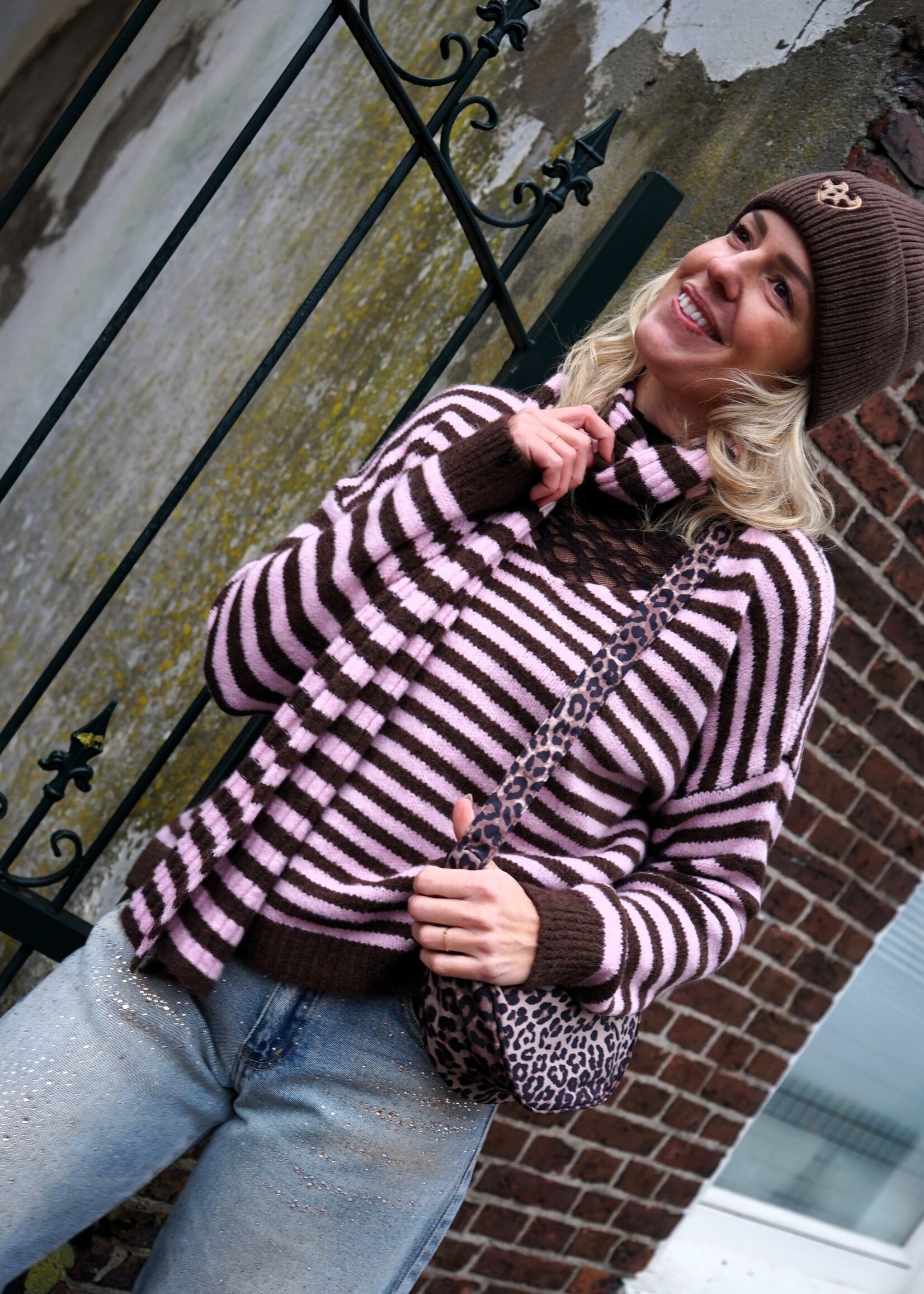 TRUI MET SJAAL BRUIN ROZE